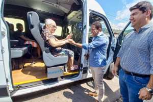 Júlio Cezar surpreende pacientes ao dirigir van 0km doada ao Credefipi | Assessoria