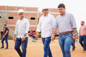 Júlio Cezar visita canteiro de obras do Hospital Regional do Médio Sertão | Assessoria