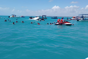 Bombeiros atuam em resgate após naufrágio de catamarã em Maragogi | Ascom CBMAL