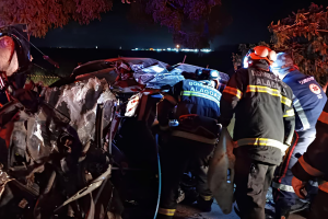 Carro colide contra árvore e deixa uma pessoa morta e outra ferida na BR-316 em Pilar | CBMAL